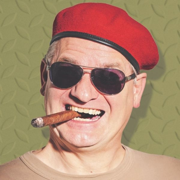 Ausbilder Schmidt mit seiner Sonnebrille und rotem Barett und Zigarre im Mund für seinen Auftritt in Ramstein