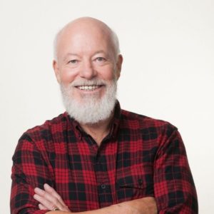 Bill Mockridge mit rot kariertem Holzfällerhemd posiert mit den Armen verschränkt für seinen Auftritt am 24.03.2022 im Congress Center Ramstein