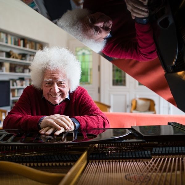 Robert Leonardy lehnt auf seinem Klavier und lächelt in die Kamera für seinen Auftritt am 17.10.21 in Ramstein