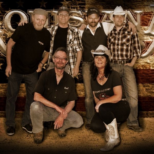 Die Gruppe Country Night Lousiana on tour präsentiert auf einem Hintergrund für die Veranstaltung am 12.11.22 im Congress Center Ramstein.