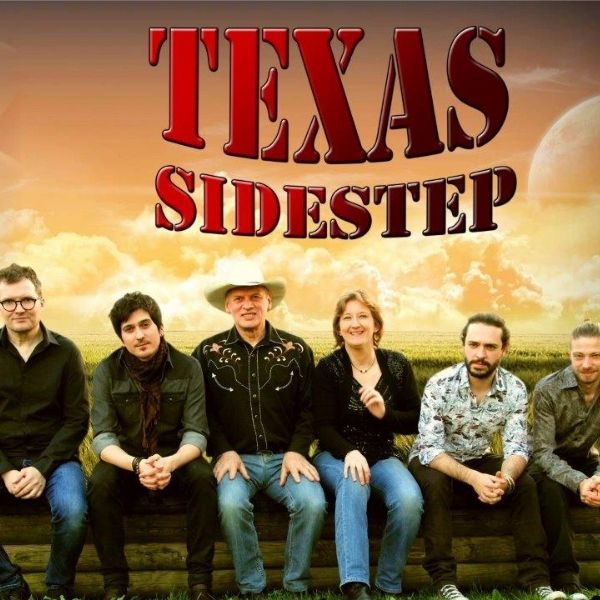 Die Band Texas Sidestep sitzt auf einer Bank und posiert für die Country Night am 17.03.2023 in Ramstein