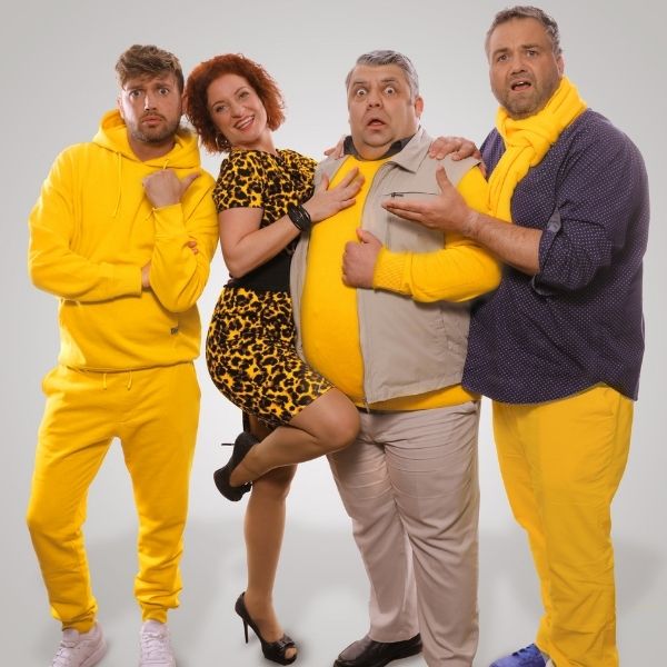 Die vier Schauspieler der Komödie Zärtliche Machos in ihrem gelben Bühnenkostümen