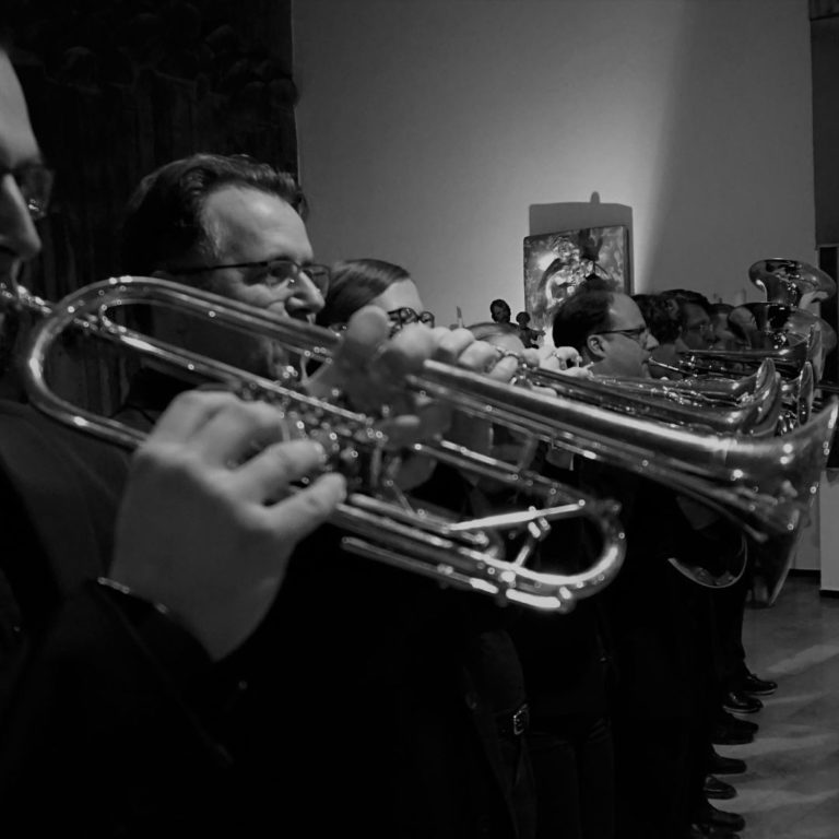 Die Blasmusikgruppe Brass Cats von der Seite beim Spielen der Instrumente