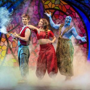 Bühnenbild der Kindervorstellung Aladin mit Rauch und Nebel