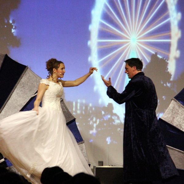 Bühnenbild des Jubiläumsprogramms Musical Magic mit 2 Darstellern auf der Bühne für die Vorführung am 21.04.2023 in Ramstein