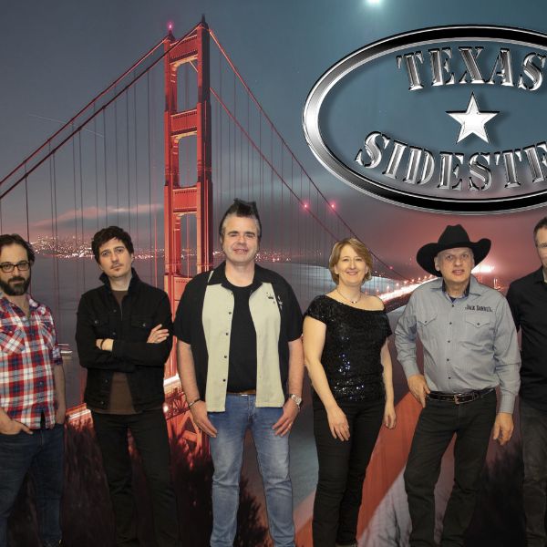 Die Band Texas Sidestep posiert zusammen für ihren Auftritt bei der Country Night am 08.03.2025
