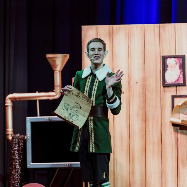 Der Oberelf Linus Faber posiert im Kostüm für seine Kinder Zaubershow am 10.12.24 in Ramstein