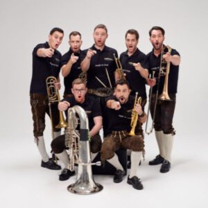 Viera Blech Stehen in der Gruppe